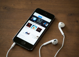 Itunes Music Charts On Apple Iphone 5S